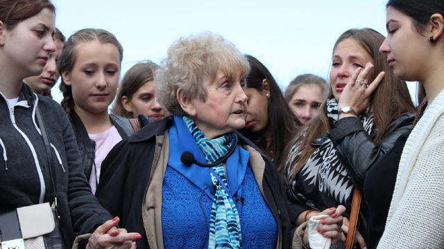 Eva Kor speaks with German girls